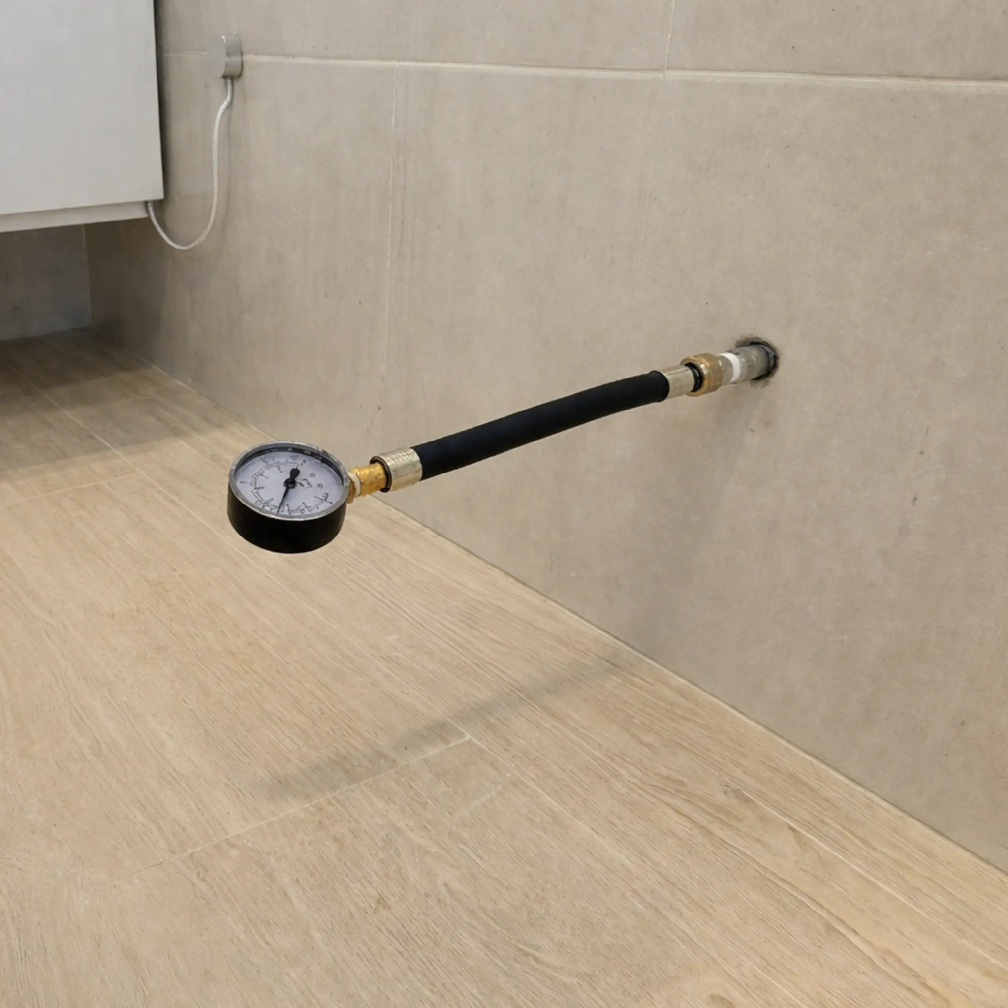 Verificação de estanqueidade de ramal hidráulico através de manômetro de pressão analógico conforme NBR 5626.